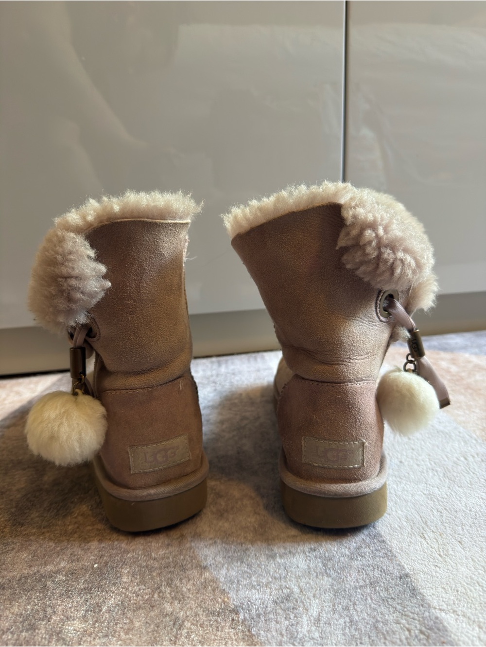 UGGS - Picture 2 of 6